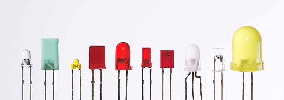 一排各種形狀、大小的單色直插 LED 實物照，含數顆紅色 LED
