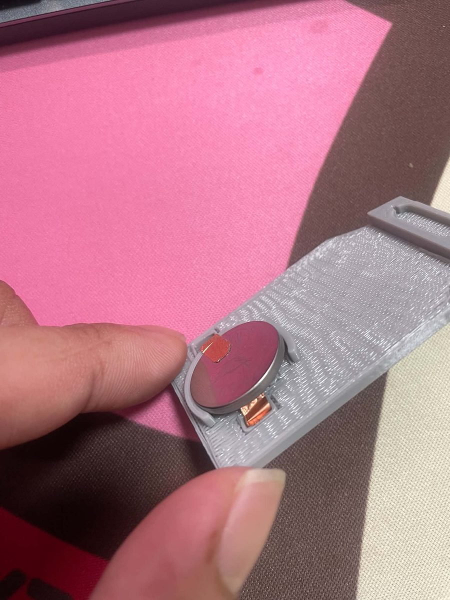 步驟3：用手指把銅箔膠帶壓貼在電池上下兩極